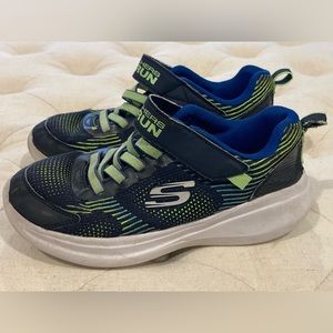 🟢2/$15 Skechers Sneakers, Boys Size 2.5, Blue & Green